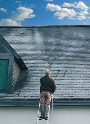 Anti-mousse toiture : combien de temps faut-il prévoir avant la pluie ?